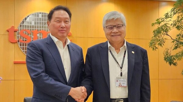 ▲ 최태원 SK그룹 회장(왼쪽)과 웨이저자 TSMC 회장이 AI 반도체 협력을 강화하기로 했다. (사진= SK그룹)