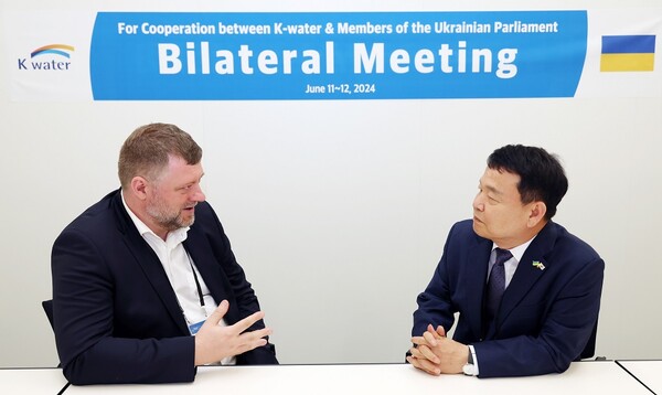 ▲ 윤석대(오른쪽) 한국수자원공사 사장은 6월 11일부터 12일 독일 베를린에서 열린 우크라이나 재건회의 ‘URC 2024’에서 올렉산드르 코르니옌코(왼쪽, Oleksandr Korniyenko) 우크라이나 국회부의장 등 우크라이나 정부 고위관계자 등과 도시개발 및 물 분야 재건협력 구체화를 논의하고 있다.(사진=한국수자원공사)