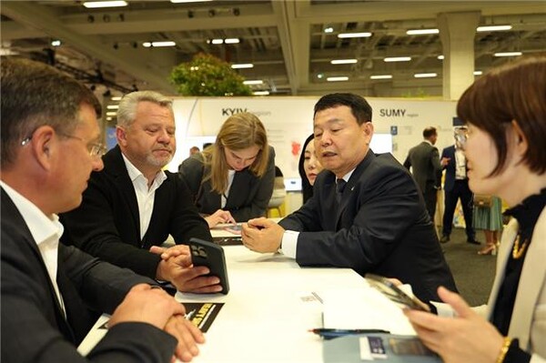 ▲ 윤석대(오른쪽 두 번째) 한국수자원공사 사장이 6월 11일부터 12일 독일 베를린에서 열린 우크라이나 재건회의 ‘URC 2024’에서 이고르 사포즈코(오른쪽 첫 번째 Igor Sapozhko) 브로바리 시장, 아나톨리 페도룩(오른쪽 두 번째 Anatolii Fedoruk) 부차 시장, 알리나 사라뉴크(세 번 째 Alina Saraniuk) 부차시 부시장 등 우크라이나 정부 고위관계자 등을 만나고 있다.(사진=한국수자원공사 )