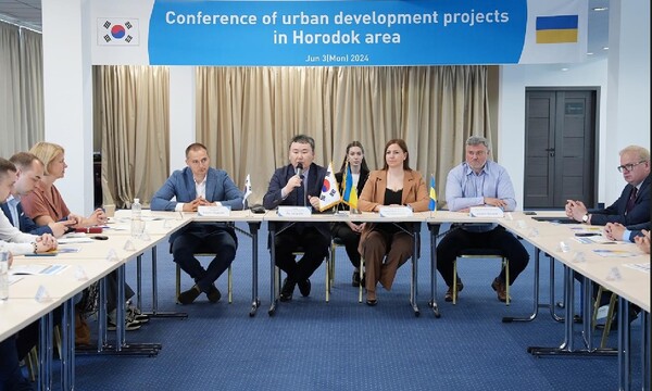 ▲한국수자원공사(K-water, 사장 윤석대)는 6월 3일 우크라이나 르비우주(州) 현지에서 우크라이나 정부 관계자 및 현지 기업인들과 간담회를 통해 호로독 일원 도시개발 방안을 발표했다.