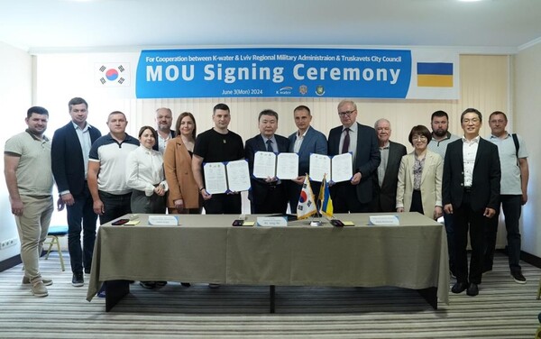 ▲한국수자원공사(K-water, 사장 윤석대)는 6월 3일 우크라이나 르비우주(州) 현지에서 인도적 식수 공급시설 지원에 관한 업무협약을 체결하였다. (사진 왼쪽 일곱 번째부터 안드리 고디크(Andrii Godyk) 르비우주 제1부지사, 안정호 한국수자원공사 그린인프라부문장, 드미트로 프리푸텐(Dmytro Pryputen) 우크라이나 국회의원, 안드리 쿨친스키(Andriy Kulchynskyi) 트루스카베츠 시장) 