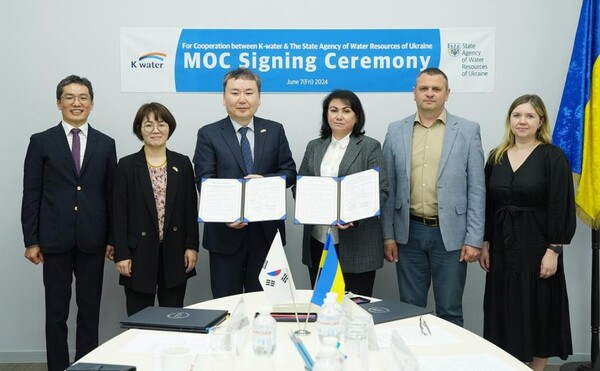 ▲(사진 왼쪽 세 번째부터 안정호 한국수자원공사 그린인프라부문장, 나탈리아 라티쉬(Nataliia Latysh) 우크라이나 수자원청 제1부청장)