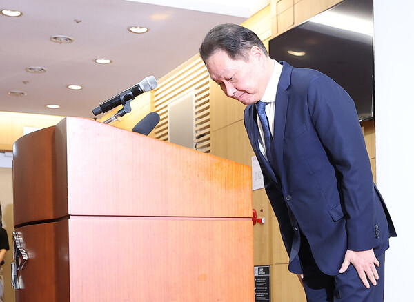 최태원 SK그룹 회장이 17일 서울 종로구 SK서린빌딩에서 노소영 아트나비센터 관장과의 이혼 소송 항소심 관련 입장을 밝힌 뒤 사과 인사를 하고 있다. (사진=연합뉴스) 