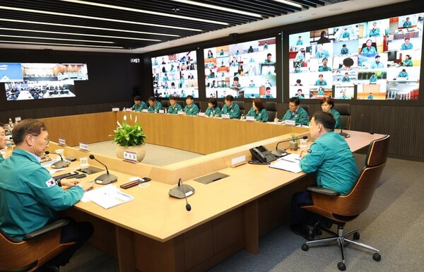 ▲ 윤석대 한국수자원공사 사장(오른쪽)은 24일 대전 본사 K-water 재난안전상황실에서 ‘전사 재난대책 점검회의’를 주재하고 있다.(사진=한국수자원공사 제공)