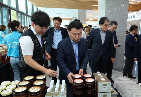 ▲한국수자원공사(K-water, 사장 윤석대)는 댐 주변지역과의 상생 및 지원사업 성과공유를 위해 6월 25일 대전시 대덕구 본사에서 댐 주변지역 주민과 함께하는 ‘K-water 이음 장날’을 개최했다.(사진=한국수자원공사 제공)