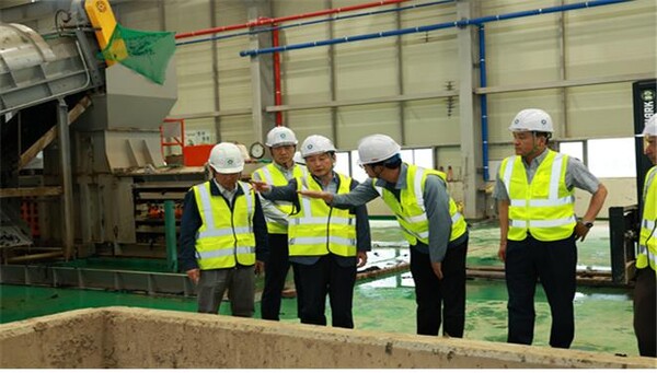 한국환경공단 안병옥 이사장(사진 왼쪽에서 세번째)이 여름철 재난대비 중대재해예방점검단과 함께 공단 주요 시설물에 대한 안전점검을 하고 있다.