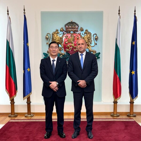 ▲25일(현지시간) 윤영준 현대건설 사장이 루멘 라데프 불가리아 대통령과 면담하며 코즐로두이 원전 프로젝트 수행의 기반을 다졌다.