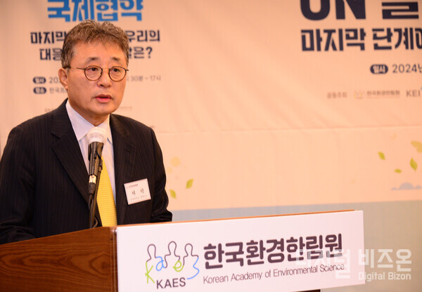 ▲허탁 (사)한국환경한림원 회장이 개회사를 전하고 있다. 