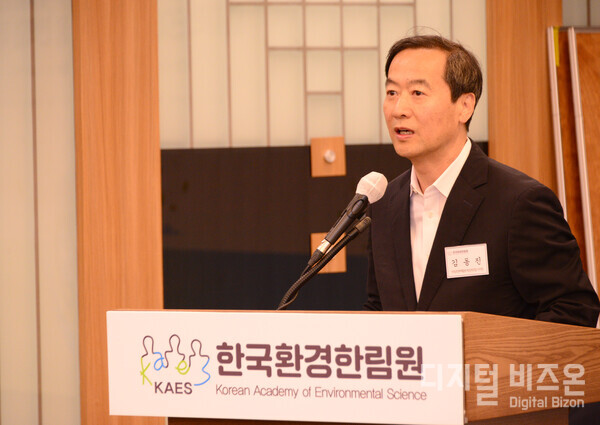 ▲ 김동진 한국포장재재활용사업공제조합 이사장이 축사를 전하고 있다.