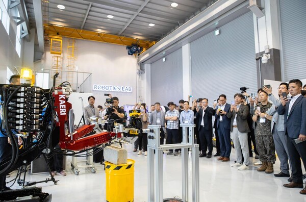 ‘혁신 R&D 건설로봇 기술 시연회’ 중 양팔 로봇 시연 모습. 이 로봇은 작업자의 접근이 어려운 고위험 환경에서 정밀작업과 200kg의 고하중 자재 운반이 동시에 가능하다.