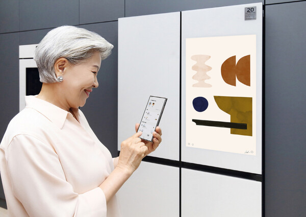 ▲ 삼성전자 모델이 부모님을 위한 AI 라이프 솔루션, 스마트싱스 ‘패밀리 케어’ 서비스의 복약시간 알림 등 ‘일정 관리’ 기능을 체험하고 있다. 사용자가 사전에 ▲약 복용 시간 ▲혈압‧혈당 측정 시간 ▲병원 예약 시간 등을 설정해 두면 부모님과 자녀 등 지정된 사용자의 스마트폰 또는 스마트TV로 알려줘 매우 유용하다.