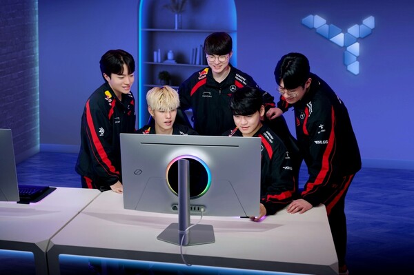 ▲ T1 선수단이 삼성전자 OLED 게이밍 모니터 ‘오디세이 OLED G8(G80SD)’을 소개하고 있다. (왼쪽부터 ‘케리아’, ‘오너’, ‘페이커’, ‘구마유시’, ‘제우스’)
