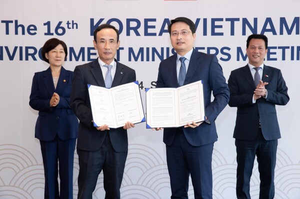 사진=정재웅 한국환경공단 자원순환이사(왼쪽 두 번째)와 판 뚜언 훙 베트남 국가EPR위원회 사무국장(왼쪽 세 번째)이 1일 서울 중구 웨스틴 조선 호텔에서 한화진 환경부 장관과 당 꾸옥 칸(Dang Quoc Khanh) 베트남 천연자원환경부 장관이 배석한 가운데 베트남 ‘순환경제 및 생산자책임재활용제도 협력’을 위한 업무협약을 체결한 후 기념촬영을 하고 있다.