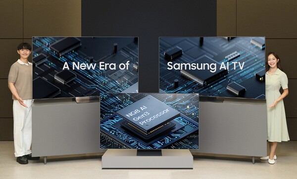 ▲ 삼성전자 모델이 AI 기능 탑재된 초대형 프리미엄 TV 신제품(Neo QLED 8K, Neo QLED, 삼성 OLED)을 소개하고 있다.