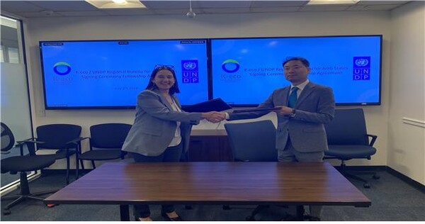 2일(현지시각) 미국 뉴욕 유엔 플라자에서 열린 ‘한국환경공단-유엔개발계획(UNDP) 간 환경전문가 파견 협약식’에서 차광명 한국환경공단 경영기획이사(오른쪽)과 마리나 월터(Marina Walter) 유엔개발계획 아랍국가지역국 부국장(왼쪽)이 기념촬영을 하고 있다.