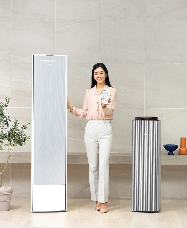 ▲ 삼성전자 모델이 스마트싱스 ‘스마트 포워드’ 업데이트를 통해 새로 추가된 공기청정기 부스터 기능을 소개하고 있다.