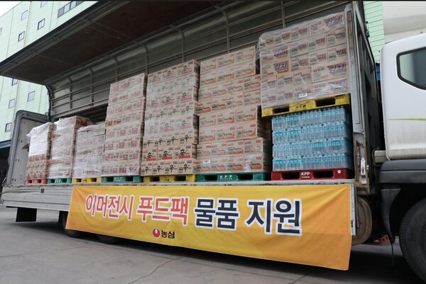 농심이 11일 최근 폭우 피해로 어려움을 겪고 있는 충청 이남 지역을 중심으로 전국에 이머전시 푸드팩 3000세트를 지원했다. 