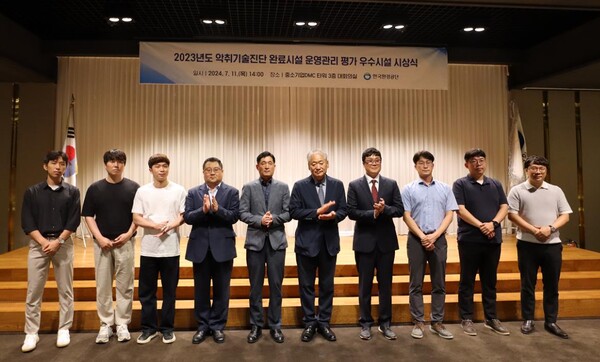 유승도 한국환경공단 기후대기이사(왼쪽 6번째)가 11일 서울 마포구 중소기업 DMC타워 대회의실에서 악취관련 운영관리 평가를 통해 선발된 9개 우수 공공환경시설에 대한 시상식을 개최하고 기념촬영을 하고 있다.