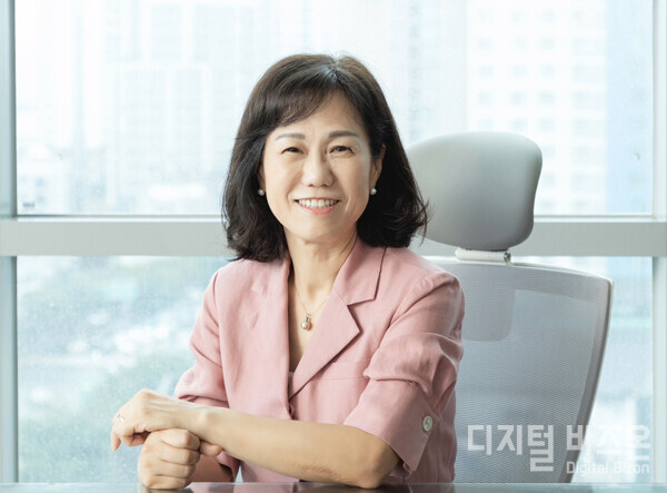 김혜애 경기환경에너지진흥원장은 경기도는 대한민국 대표는 기후행동실천으로 1366만명 도민들에게 환경과 에너지분야에 복지 실현하도록 크고 작은 혜택을 주도록 하겠다고 밝혔다.