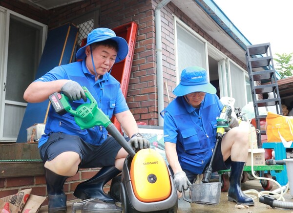 ▲11일 삼성전자 서비스 엔지니어가 충북 영동군에서 침수된 가전제품 세척 및 점검을 하는 모습