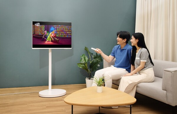 ▲ 삼성전자 모델이 삼성전자 스마트모니터에 무빙 스탠드를 결합한 ‘무빙스타일’을 소개하고 있다.