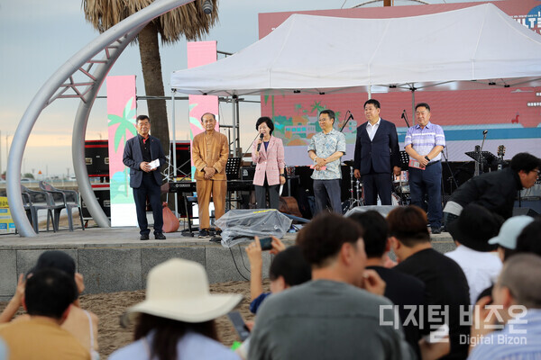 ▲ 2024 이호 필터축제 개막식에는 김애숙 제주특별자치도 정무부지사, 현학수 제주관광공사 본부장, 박종호 한국환경공단 광주전남제주본부장 박종호, 김수성 이호동주민자치위원장, 강동훈 이호동장 이 참석했다.