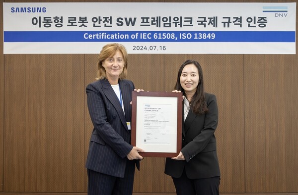 ▲ 지난 16일 삼성전자 서울R&D캠퍼스에서 진행된 인증서 수여식에서 DNV 파트리치아 캄피(Patrizia Campi) 글로벌 제품 보증 본부장(왼쪽)이 삼성전자 삼성리서치 최고은 로봇 플랫폼 팀장(오른쪽)에게 ‘IEC 61508·ISO 13849’ 인증서를 수여하는 모습
