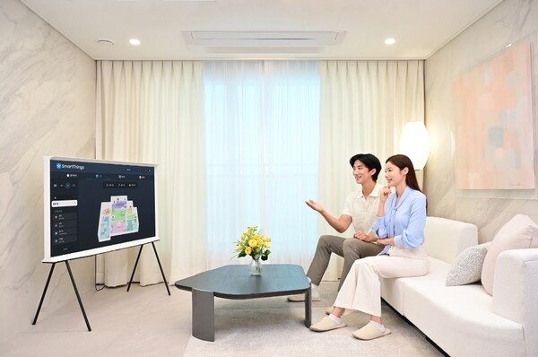 ▲ 삼성전자 모델이 스마트 아파트에서 각 공간의 가전을 직관적으로 관리할 수 있는 ‘3D 맵 뷰(Map View)’ 기능을 체험하고 있다.