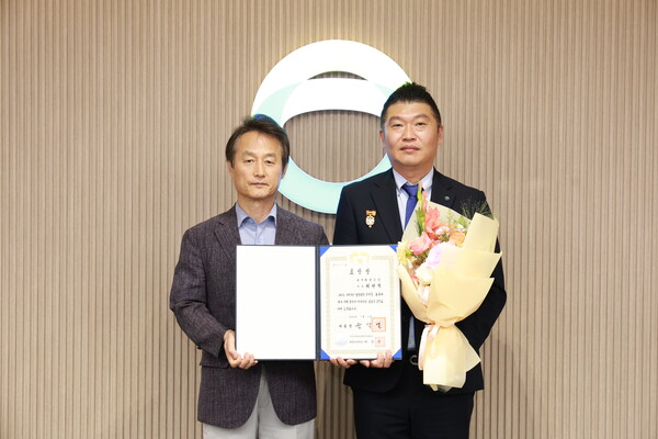 한국환경공단(이사장 안병옥 사진 왼쪽)은 제4회 적극행정 유공포상 대통령 표창(수상자 대구경북환경본부 최민석 과장)을 수상했다.