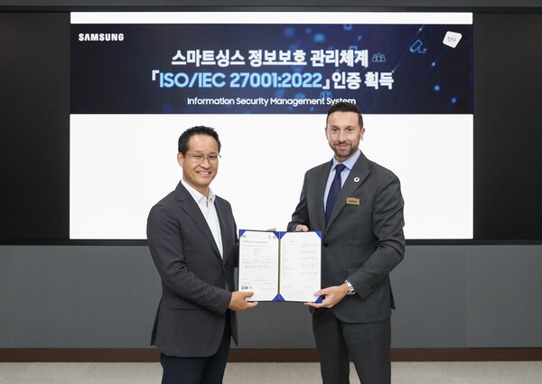 ▲ 삼성전자 스마트싱스(SmartThings)가 ‘정보보호 관리체계’에 대한 국제표준 ISO/IEC 27001:2022 인증을 영국왕립표준협회(BSI)로부터 받았다. 삼성전자 디바이스플랫폼센터장 최승범 부사장(왼쪽)과 영국왕립표준협회 해롤드 프라달(Harold Pradal) 인증 서비스 부문장(오른쪽)이 삼성전자 디지털시티에서 기념촬영을 하고 있다.