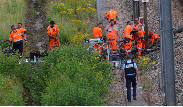 (사진=로이터통신) SNCF 직원들과 헌병들이 프랑스 북부 크루아젤(Croiselles)의 고속철도망에 대한 공격으로 의심되는 현장을 조사하고 있다.