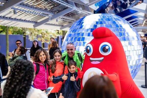 ▲ 파리 마리니 광장(Square Marigny)에 추가 오픈한 ‘삼성 올림픽 체험관’을 찾은 방문객들이 40년 가까이 이어온 삼성전자의 올림픽 헤리티지와 기술 혁신을 체험하고 있다.