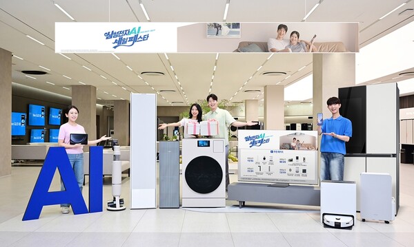 ▲ 삼성전자 모델이 삼성스토어 대치점에서 ‘삼성전자 AI 세일 페스타’를 소개하고 있다.