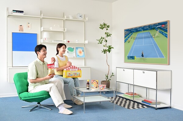 ▲ 삼성전자 모델이 더 프레임으로 스포츠 경기를 시청하며 ‘삼성 라이프스타일 TV 하우스 with 옐로우즈’ 패키지를 즐기고 있다.