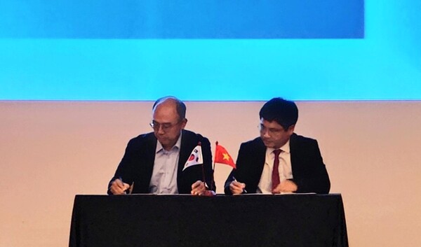 위정현 한국게임학회장(왼쪽) 과 당 화이 박 베트남 PTIT 총장(오른쪽)이 2일 게임 교육 을 위한 MOU를 체결했다