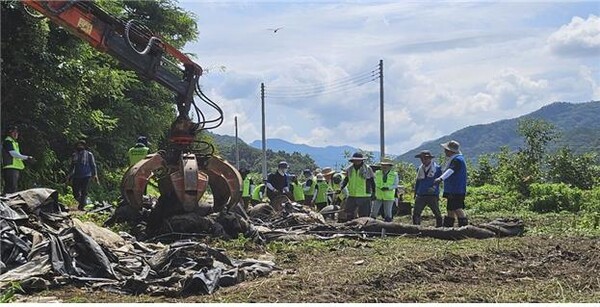 한국환경공단 임직원 약 50명은 6일 전북 완주군 농가일대에서 집중호우 피해에 대한 긴급복구 지원을 실시했다