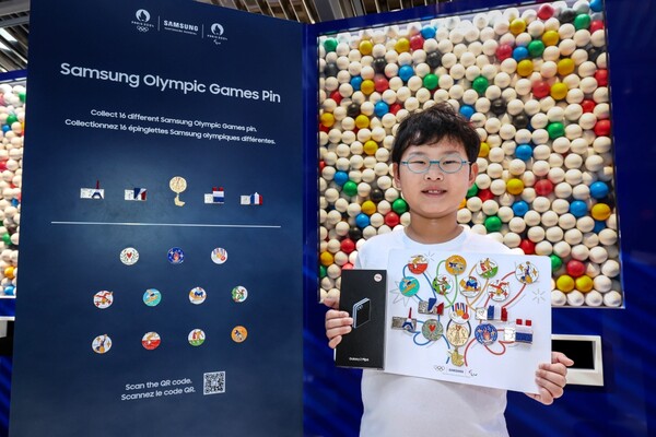 ▲파리 마리니 광장(Square Marigny)에 위치한 ‘삼성 올림픽 체험관’에서 삼성 올림픽 핀 마스터가 된 벤 최(Ben Choi, 미국)가 수집한 16개의 삼성 올림픽 핀을 들고 있다.