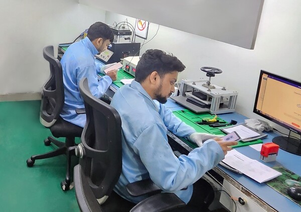 ▲ 삼성전자 서비스 기술강사가 인도 델리의 서비스센터에 방문해서 서비스 노하우를 전수하고 있다