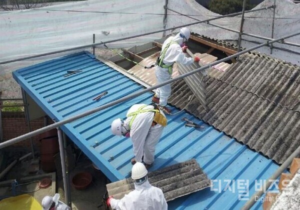 ▲노후가옥 슬레이트 제거작업 현장