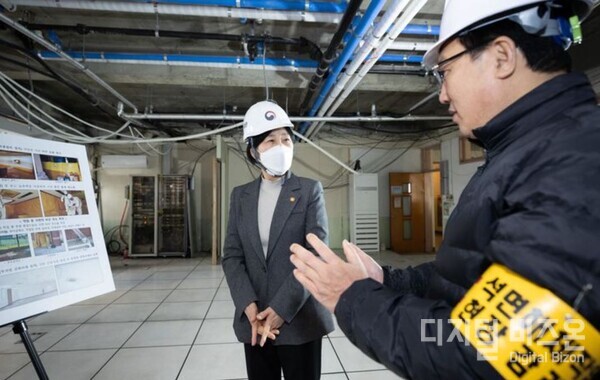 ▲ 한화진 환경부 장관(당시)이 학교 석면해체 철거 현장을 방문해 관계자로부터 설명을 듣고 있다.