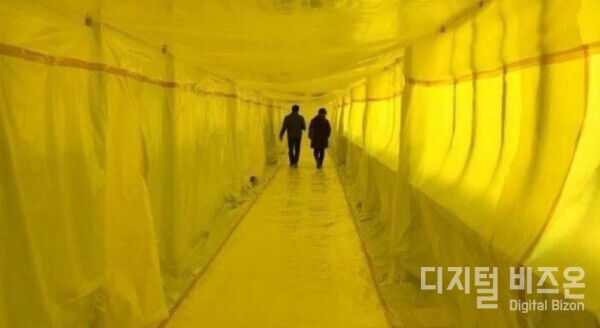 ▲ 학부모 감시단이 보양 처리된 학교 천장재(텍스) 제거 작업 현장을 둘러보고 있다.