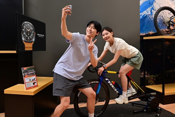 ▲ 삼성전자와 ‘트렉 바이시클’의 협업으로 진행되는 ‘울트라 라이딩 챌린지’에서 사이클 운동에 최적화된 ‘갤럭시 워치 울트라’를 체험하는 모습