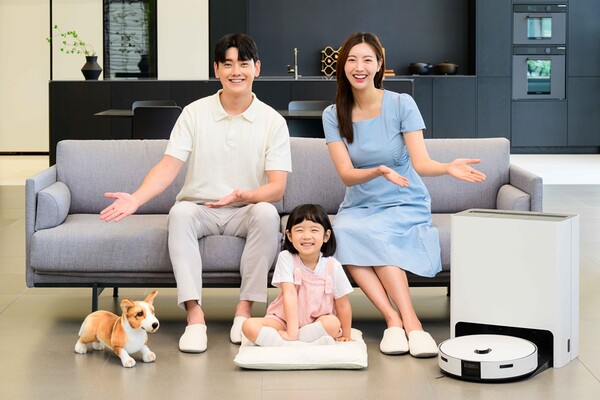 ▲ 삼성전자 모델들 스마트 포워드를 통해 물걸레 자동 세척 로봇청소기 ‘비스포크 AI 스팀’에 적용된 ‘스팀집중모드’를 소개하고 있다.