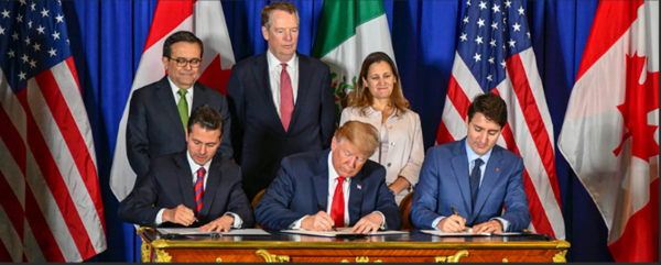 당시 대통령 엔리케 멕시코의 페냐 니에토와 미국의 도널드 트럼프, 캐나다 총리 쥐스탱 트뤼도가 2018년 협정에 서명하는 모습이 사진에 담겨 있다.