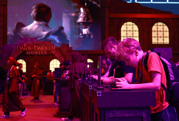 24일 독일 ‘게임스컴 2024’에서 크래프톤의 다크앤다커 모바일 부스를 방문한 관람객이 게임 시연에 참가하고 있다.