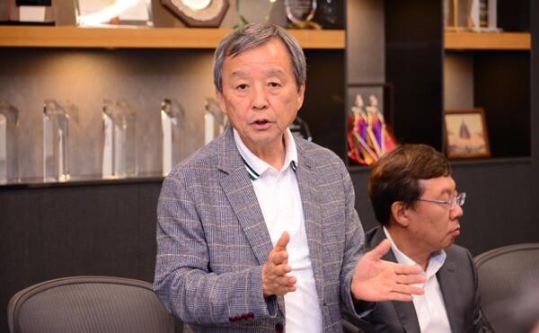 ▲ 14일 법무법인 세종 회의실에서제 11회 국제 e-모빌리티엑스포 조직위원회 출범식에서 김대환 공동위원장이 인사하고 있다.