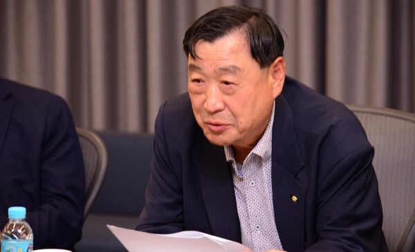 ▲ 26일 법무법인 세종 회의실에서 열린 제 12회 국제 e-모빌리티엑스포 조직위원회 출범식에서 이희범 상임조직위원장이 인사하고 있다.