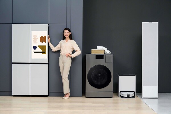 ▲ 삼성전자 모델이 인공지능(AI) 음성비서 ‘빅스비(Bixby)’가 적용돼 음성 명령으로 더욱 손쉽게 제어할 수 있는 ‘비스포크 AI 가전’을 소개하고 있다.