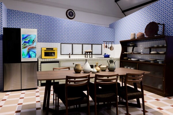 ▲메종 투 메종 2024: 모르는 한국에 구현한 삼성전자 스마트홈에 ‘비스포크 AI 패밀리허브’, ‘비스포크 큐커 오븐’, ‘비스포크 AI 식기세척기’, ‘비스포크 AI 인덕션’ 등이 전시된 모습