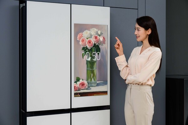 ▲ 삼성전자 모델이 ‘비스포크 AI 패밀리허브’ 냉장고의 ‘생성형 배경 화면’을 소개하고 있다.